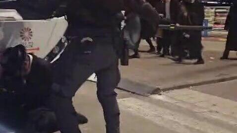 שוטר מכה מפגין בירושלים