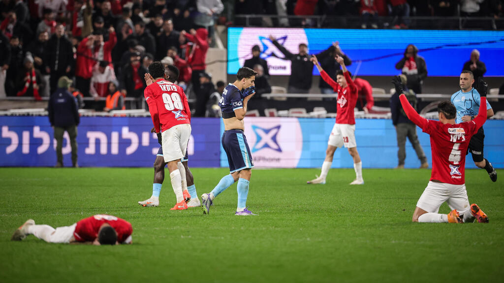 שחקני הפועל ת"א חוגגים