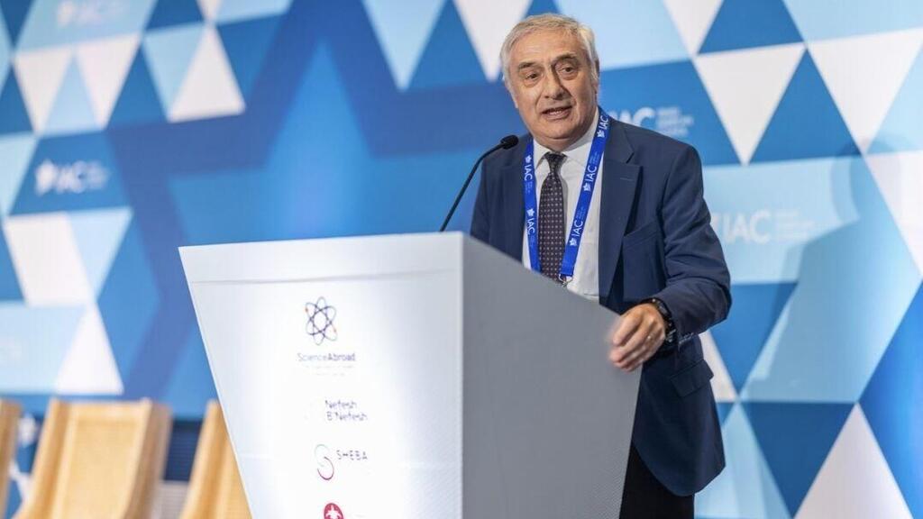 זוכה הנובל פרופ' יואל מוקיר בדיון בעזיבת רופאים בכנס ScienceAbroad במיאמי