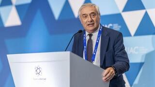 זוכה הנובל פרופ' יואל מוקיר בדיון בעזיבת רופאים בכנס ScienceAbroad במיאמי