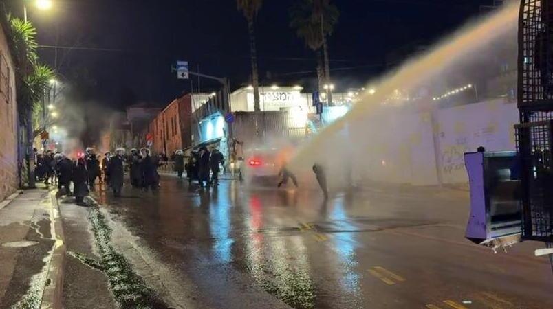 זרם של מכת"זית פוגע בילד שהפגין