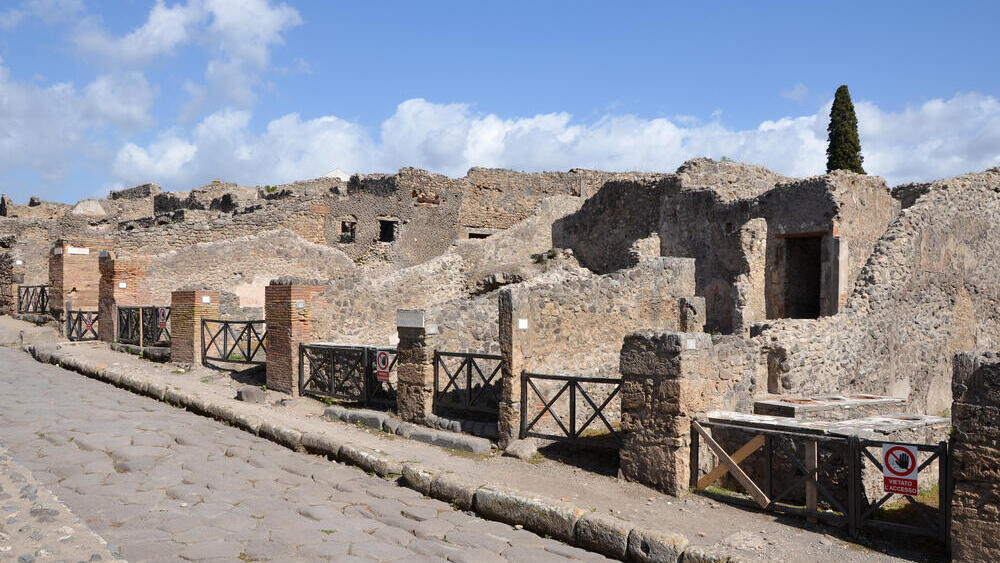 שרידי בתים עתיקים ברחוב ויה סטביאנה, מהסואנים ברחובות העיר פומפיי