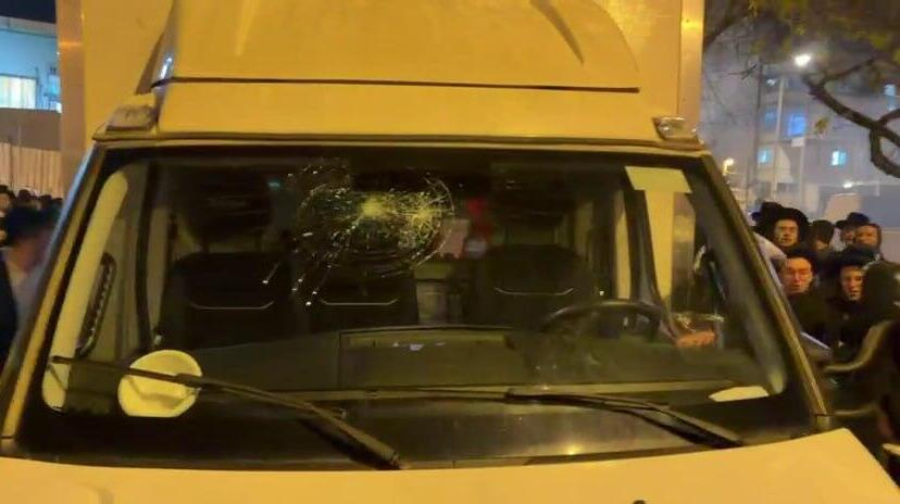 שמשת משאית שנשברה בהפגנה בירושלים