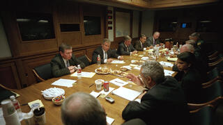 נשיא ארה"ב ג'ורג' בוש הבן בישיבת קבינט ב בונקר תת-קרקעי ב הבית הלבן אחרי מתקפת הטרור ב 11 בספטמבר 2001