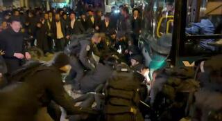 עימותים בירושלים: חרדים קיצונים מפגינים בי-ם נגד נתיחת גופות התינוקות