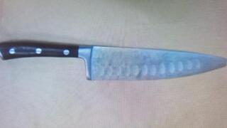 הסכין שבו השתמשה לאיים על עובדי משרד הארנונה