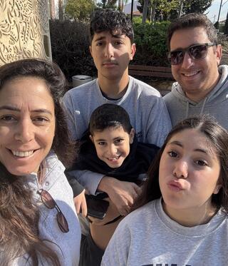 משפחת צמח ליד מוזיאון הביל"ויים בגדרה