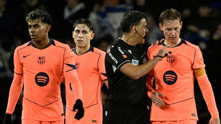 מנסאנו לצד שחקני ברצלונה, אתמול