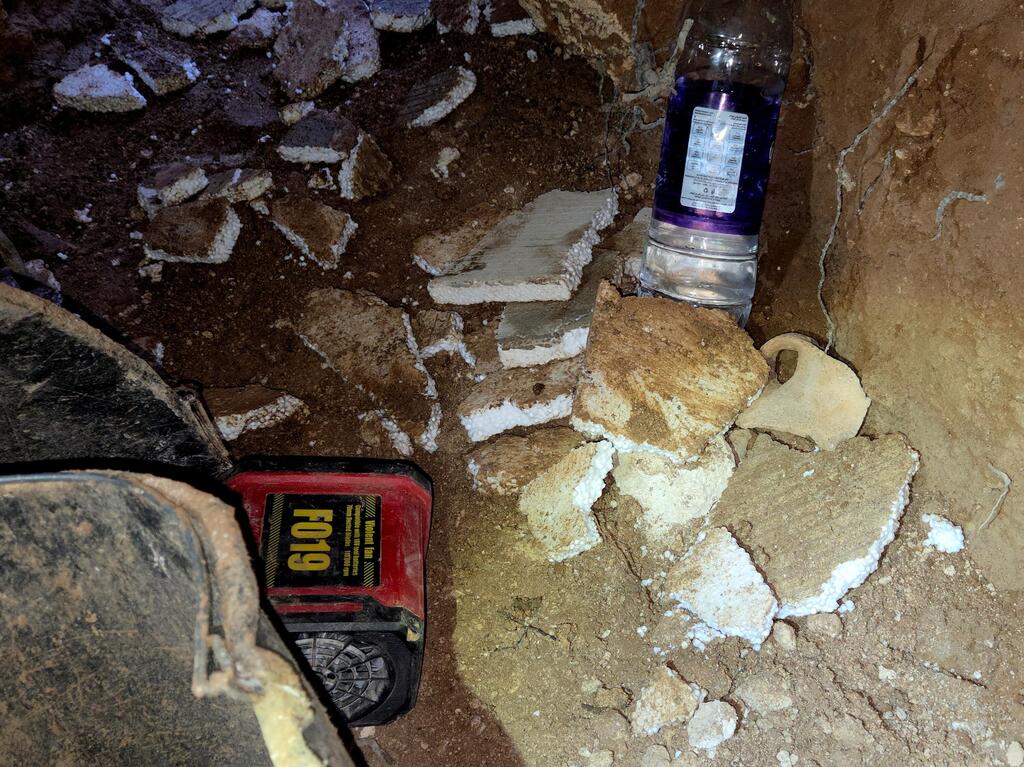 שבר כלי חרס קדום ועזרים ששימוש את השודדים במערה