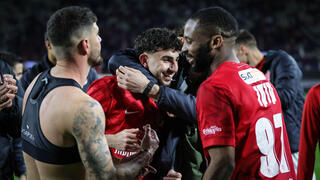 למקין חוגג עם החברים