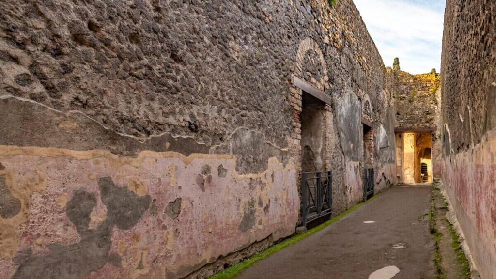 אחד המסדרונות המובילים לתיאטראות של פומפיי, שם נמצאו עשרות כתובות חדשות