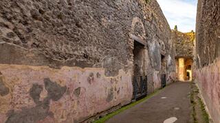 אחד המסדרונות המובילים לתיאטראות של פומפיי, שם נמצאו עשרות כתובות חדשות