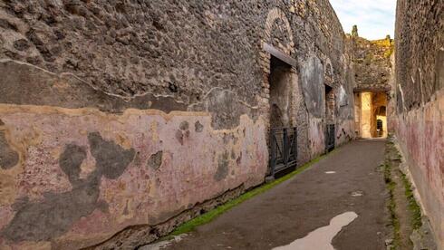 אחד המסדרונות המובילים לתיאטראות של פומפיי, שם נמצאו עשרות כתובות חדשות