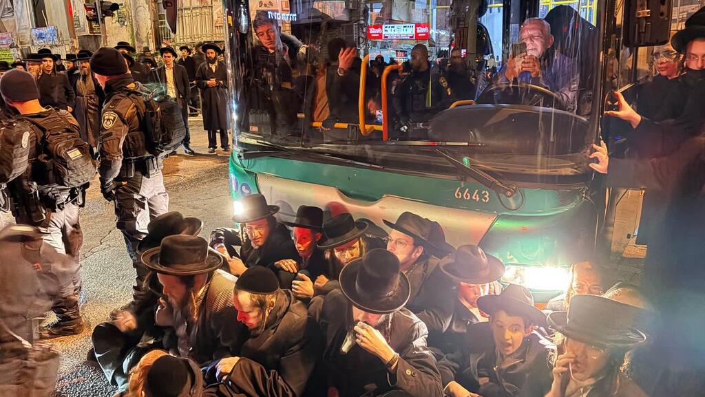 מפגינים נגד ניתוח הגופות