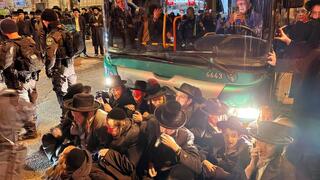 מפגינים נגד ניתוח הגופות