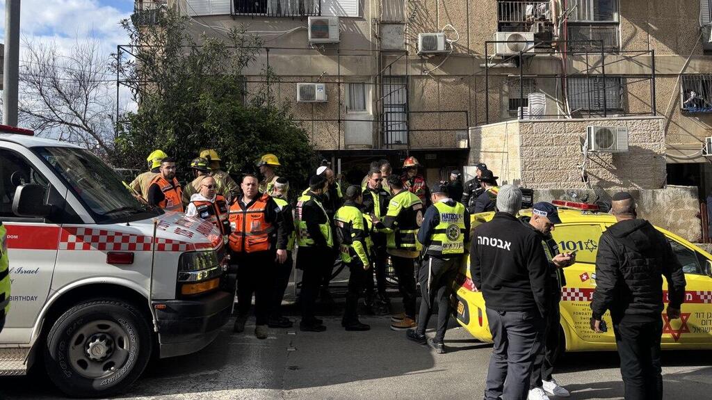 Спасатели возле яслей в квартале Ромема, 19 января (Фото: Гиль Йоханан) זירת הגן בירושלים