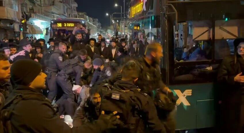 עימותים בירושלים: חרדים קיצונים מפגינים בי-ם נגד נתיחת גופות התינוקות