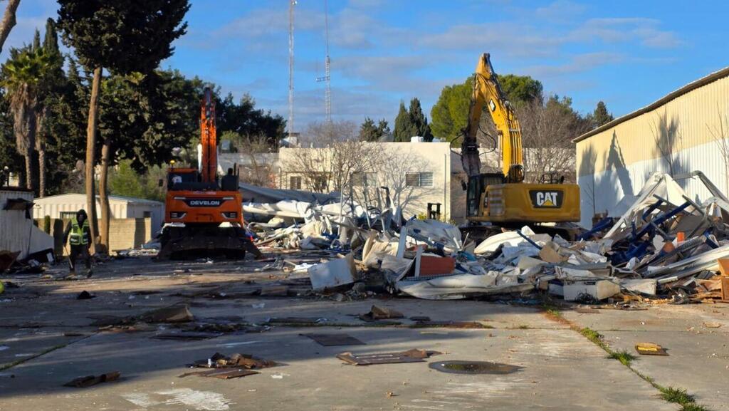 The demolition of the UNRWA compound in Jerusalem כוחות הביטחון הגיעו להרוס את מטה אונרא בירושלים שנמצא בגבעת התחמושת