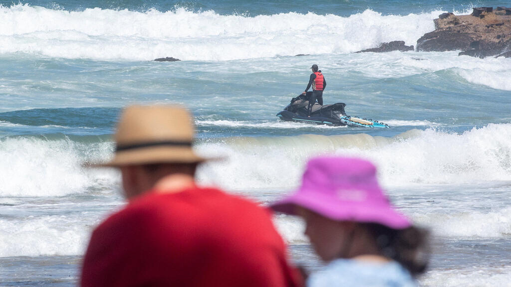 אוסטרליה מציל מחפש כריש אחרי תקיפה ב חוף סידני