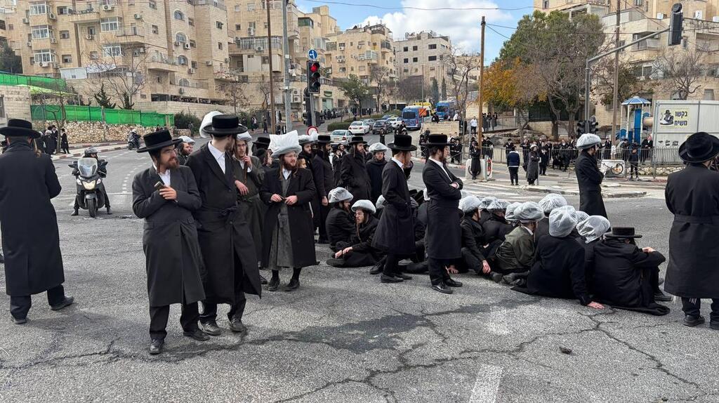 בעקבות דיון בנושא ניתוח גופות התינוקות, הפגנת חרדים בירושלים