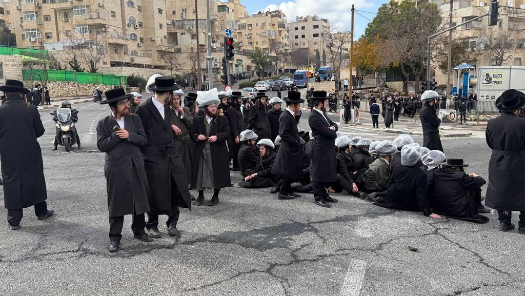 בעקבות דיון בנושא ניתוח גופות התינוקות, הפגנת חרדים בירושלים