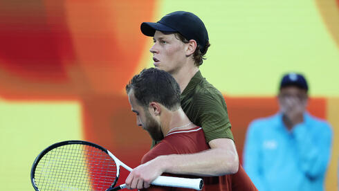 יאניק סינר  הוגו גסטון