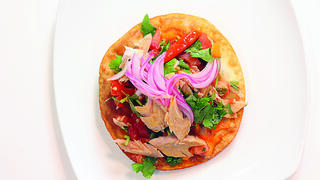 טוסטדה פריכה עם נתחי פילה טונה