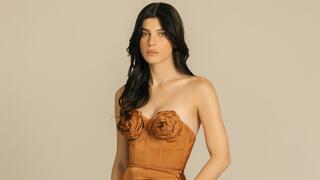 אלאיה הוף בצילומים למכירה פומבית עבור פרויקט גילה להעצמה טרנסית