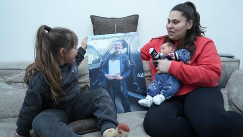 חן פיבנב, אלמנתו של איגור, עם התינוק שנולד