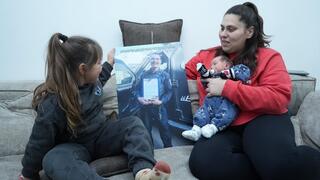 חן פיבנב, אלמנתו של איגור, עם התינוק שנולד