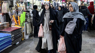 Shopping in the bazaar in Tehran (Photo: Atta Kenare / AFP) איראן קונים ב בזאר ב טהרן אוכל