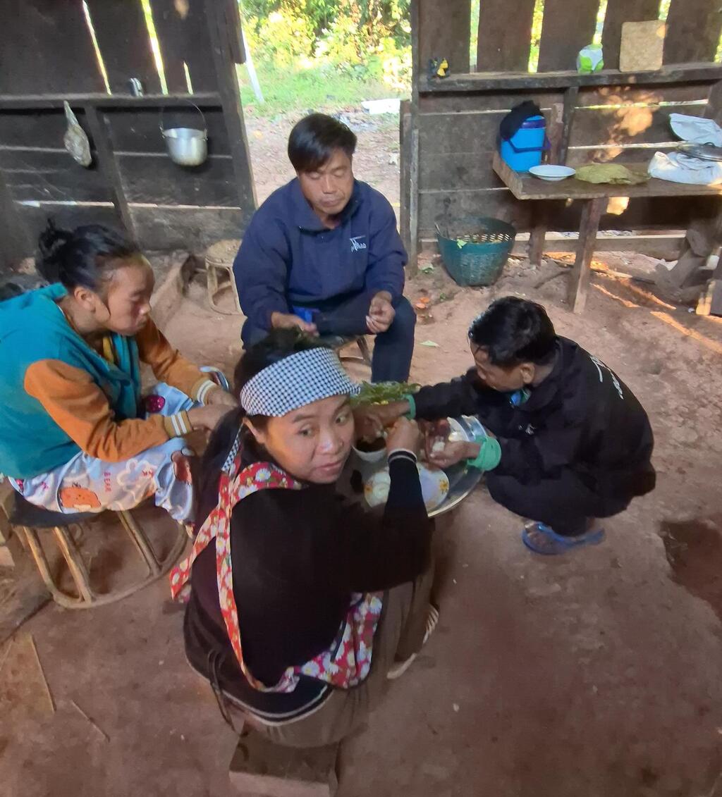 Meeting with a local tribe at the start of the trail (Photo: Assaf Kamar) מפגש עם שבט מקומי בתחילת המסלול