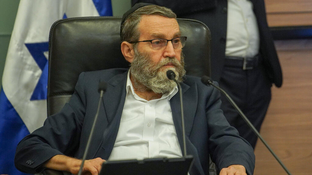 Degel HaTorah chairman Moshe Gafni confers with Prime Minister Benjamin Netanyahu (Photo: Noam Moskowitz, Knesset Spokesperson) משה גפני