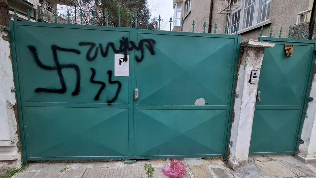 צלבי הקרס על שער בית הכנסת