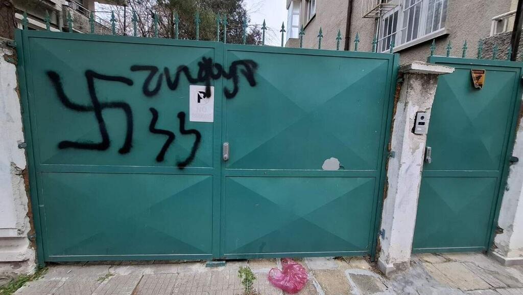 צלבי הקרס על שער בית הכנסת