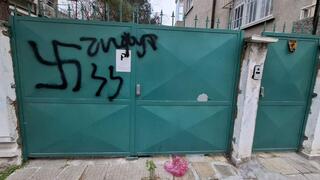 צלבי הקרס על שער בית הכנסת