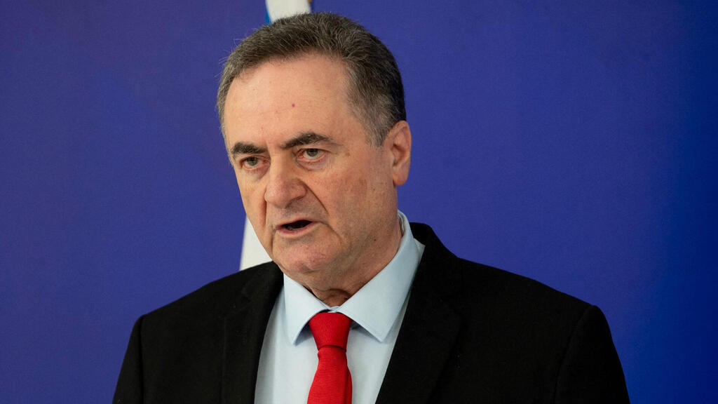 Defense Minister Israel Katz canceled a condolence visit to the city due to the riots (Photo: Aggelos Nakkas/ AFP ) שר הביטחון ישראל כ"ץ עם שר ההגנה של יוון ניקוס דנדיאס באתונה