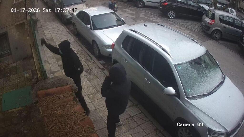 החשודים במעשה, כפי שתועדו במצלמת אבטחה