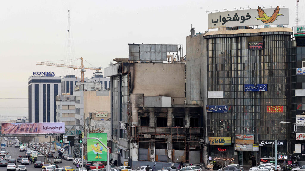 איראן נוסעים ליד בניין ש נשרף ב מחאה ב טהרן