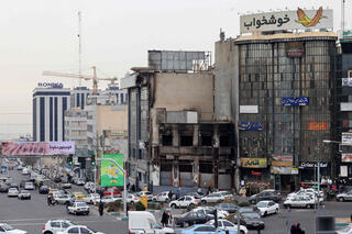 איראן נוסעים ליד בניין ש נשרף ב מחאה ב טהרן