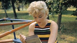 אחת שקראה ג'ויס. מרלין מונרו קוראת ב'יוליסס'