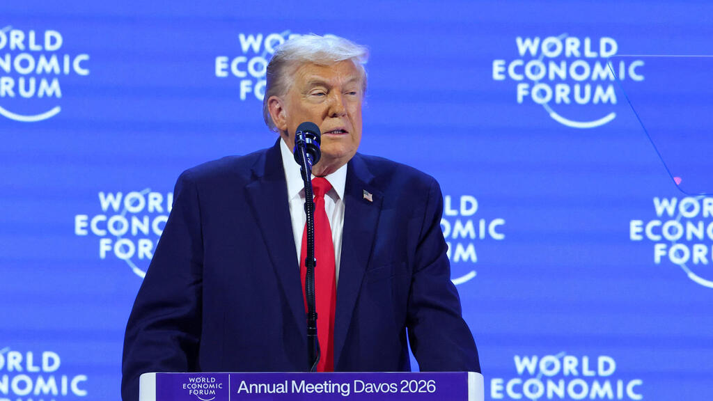 Дональд Трамп на экономическом форуме в Давосе (Фото: REUTERS/Denis Balibouse) טראמפ בנאום בפני הפורום הכלכלי העולמי בדאבוס, שוויץ