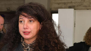 שי לי עטרי מגיעה לדיון