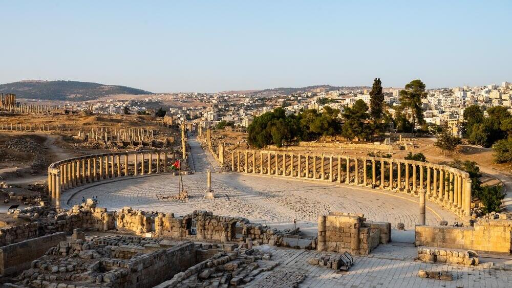 הפורום הרומאי בג'רש על רקע העיר החדשה
