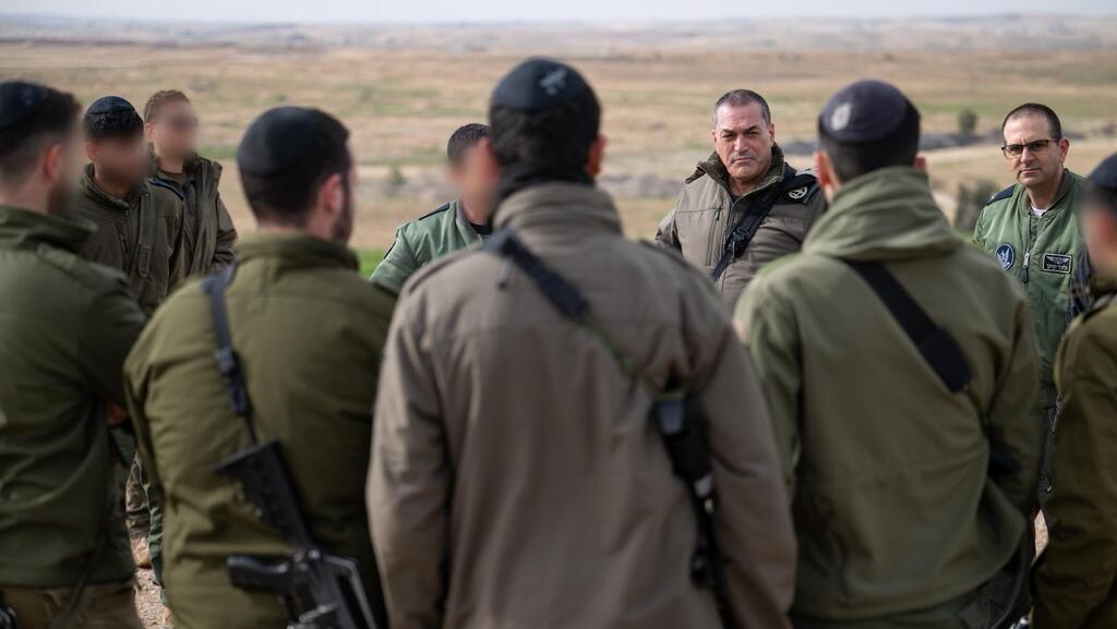 הרמטכ״ל, רב-אלוף אייל זמיר משוחח עם הלוחמים החרדים בפלוגת הנגב בבסיס נבטים