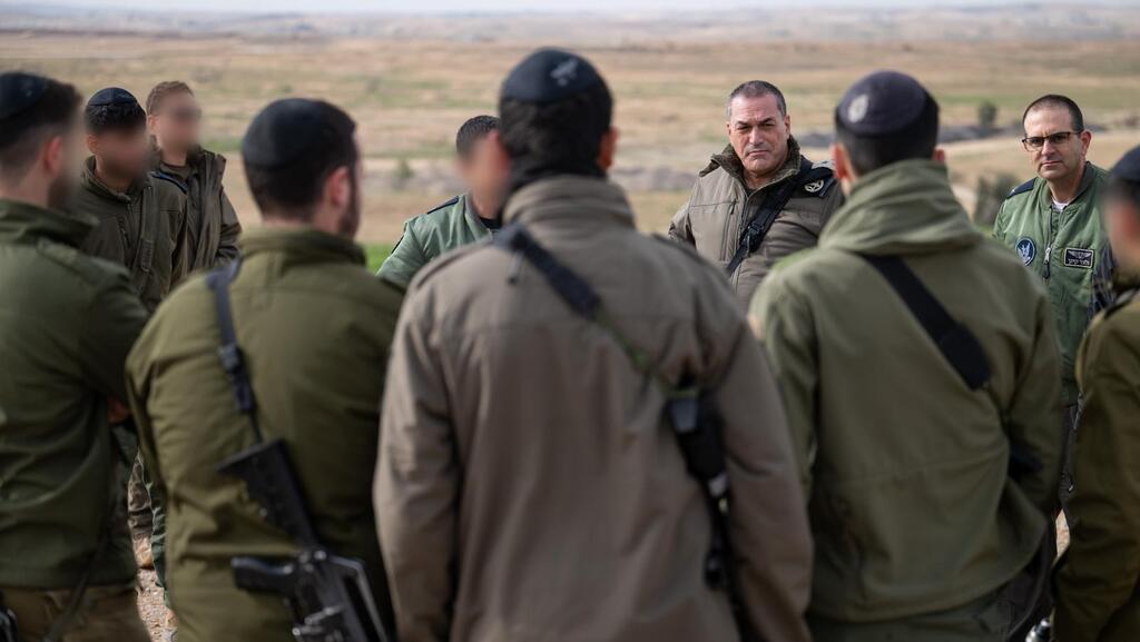 הרמטכ״ל, רב-אלוף אייל זמיר משוחח עם הלוחמים החרדים בפלוגת הנגב בבסיס נבטים