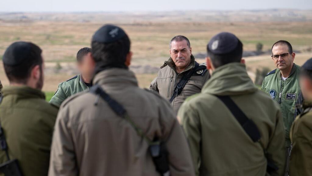 הרמטכ״ל, רב-אלוף אייל זמיר משוחח עם הלוחמים החרדים בפלוגת הנגב בבסיס נבטים