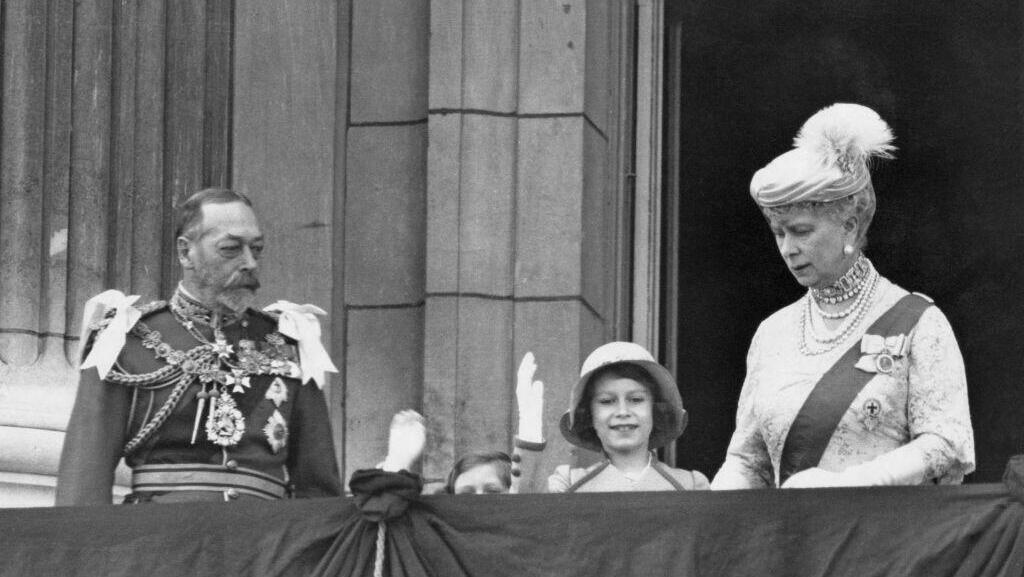 King George V and young Elizabeth (Photo: Central Press/Hulton Archive/Getty Images) המלך ג'ורג' החמישי