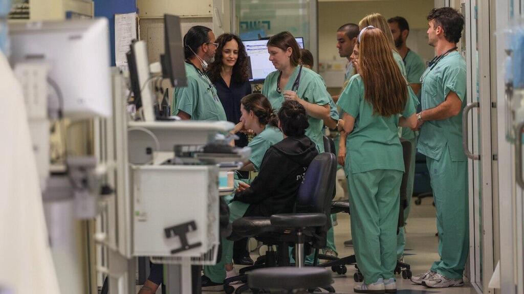 Sourasky Medical Center in Tel Aviv once again tops the preferences of interns who graduated from recognized foreign institutions (Photo: Jenny Yerushalmi) סטאז'רים באיכילוב