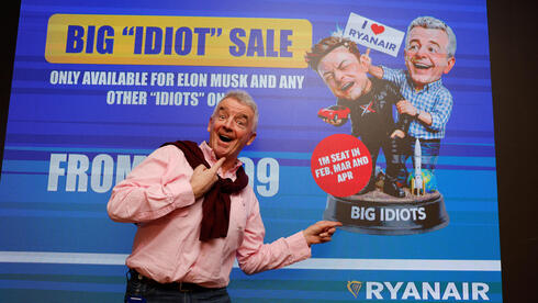 מנכ"ל ריינאייר מייקל אולירי על רקע כרזת המבצע שהוקדש ל"מאסק האידיוט"